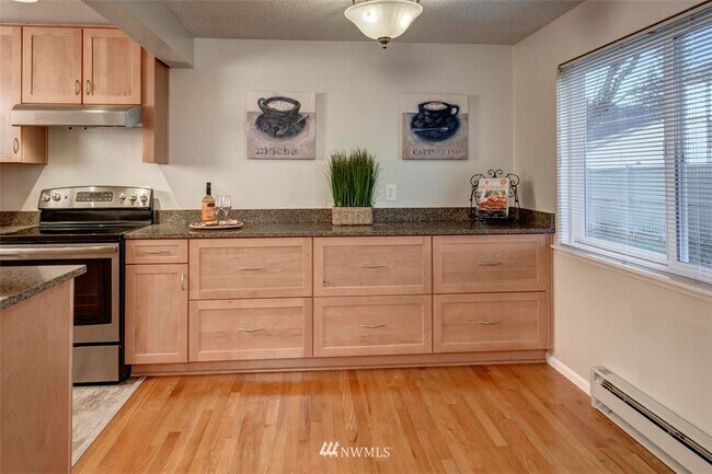 14306 126th Avenue Northeast, Unit E105 in Kirkland, WA - Building Photo - Building Photo