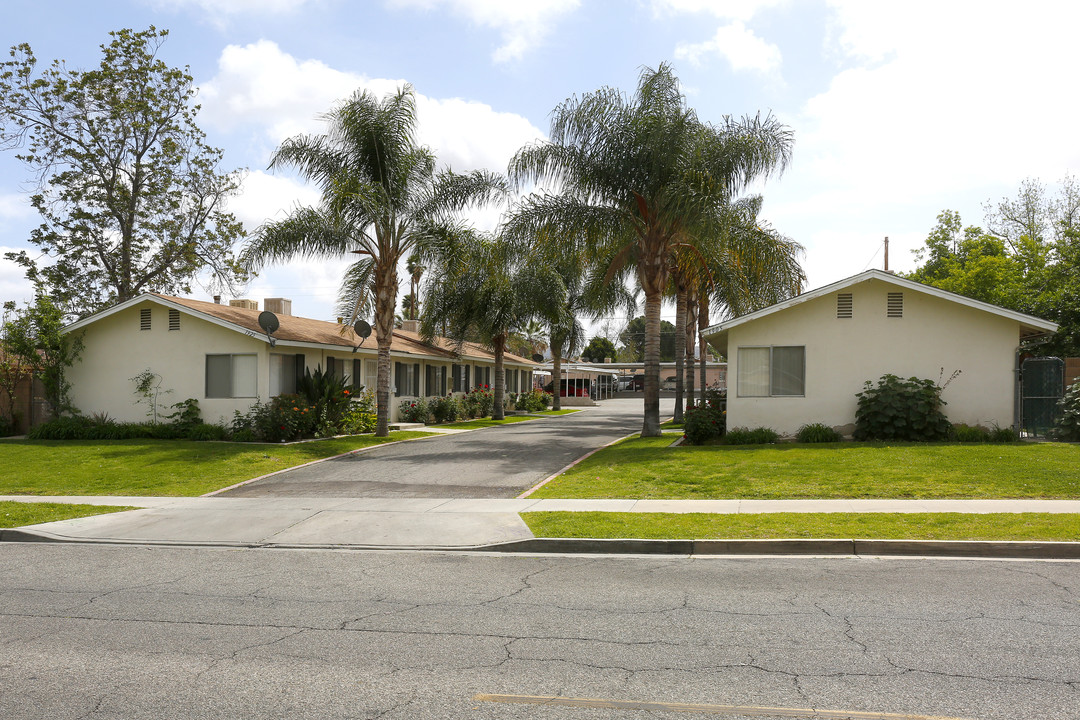 1905-1925 E Devonshire Ave in Hemet, CA - Building Photo