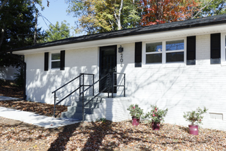 204 W Corbin St in Hillsborough, NC - Foto de edificio - Building Photo