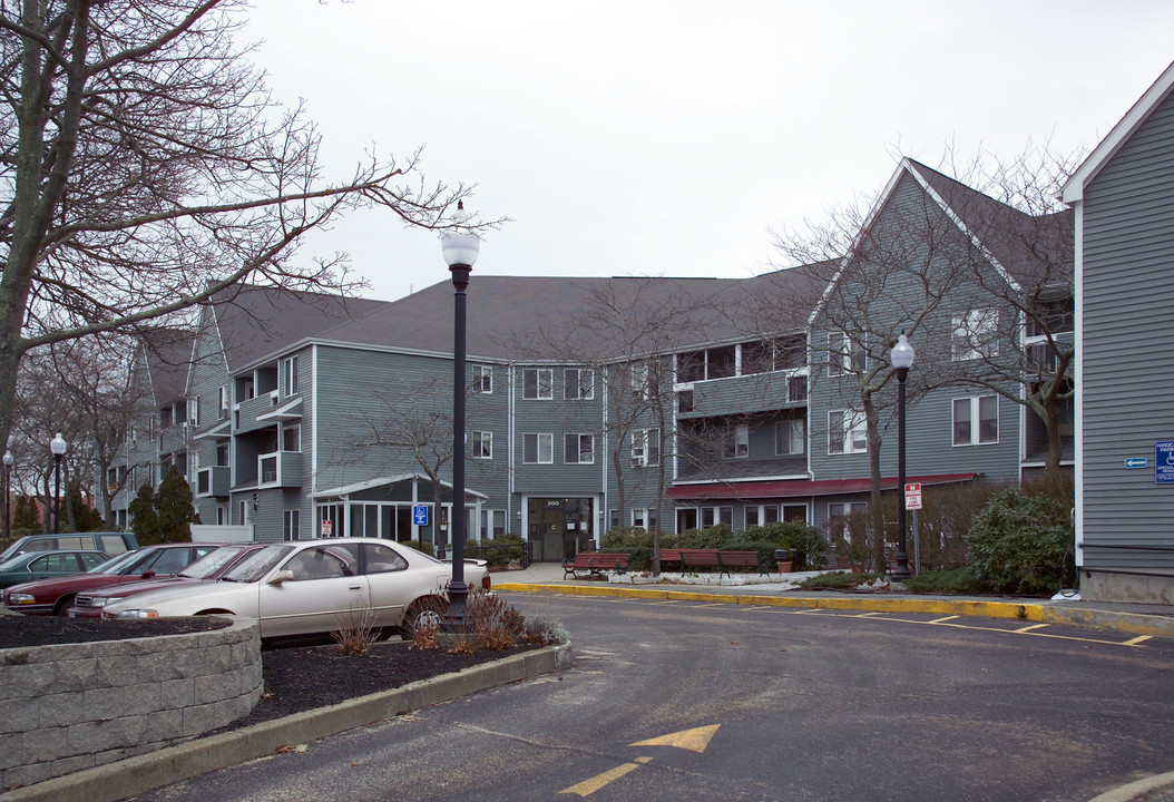 Colony House Apartments in Hyannis, MA - Building Photo