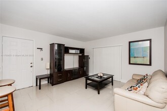 9491 Palm Cir S in Pembroke Pines, FL - Building Photo - Building Photo