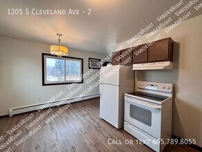 1205 S Cleveland Ave in Sioux Falls, SD - Building Photo - Building Photo