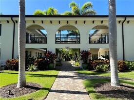 960 7th St S in Naples, FL - Building Photo