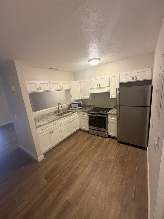 7116 Oakwood Dr in New Port Richey, FL - Foto de edificio