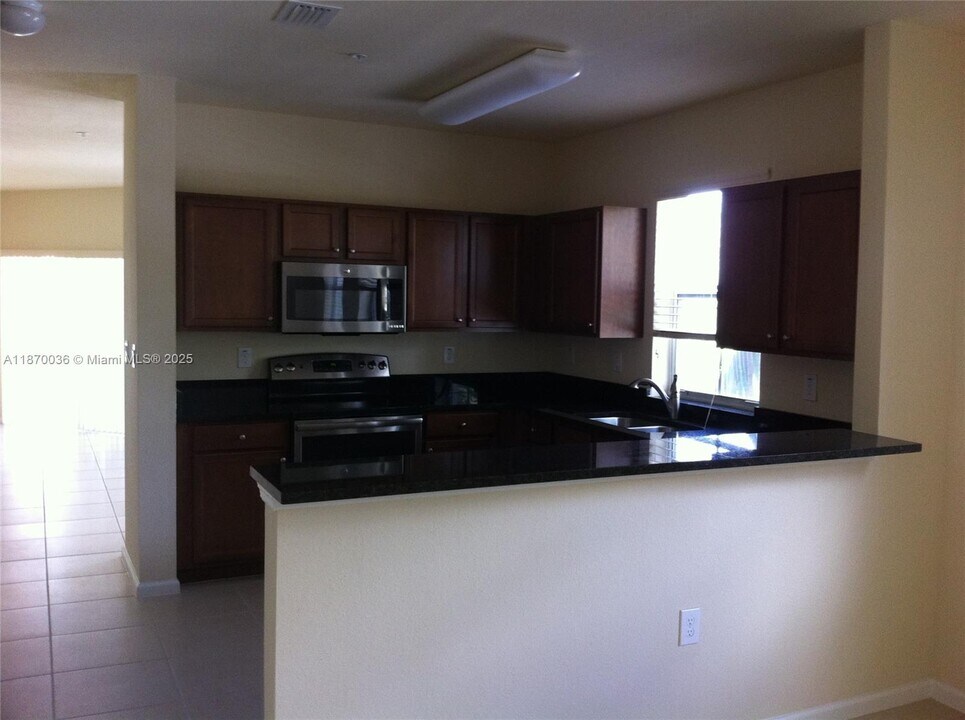 8960 NW 97th Ave in Doral, FL - Building Photo