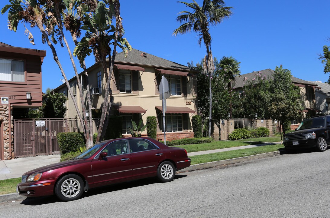 231 N Kenwood St in Glendale, CA - Foto de edificio