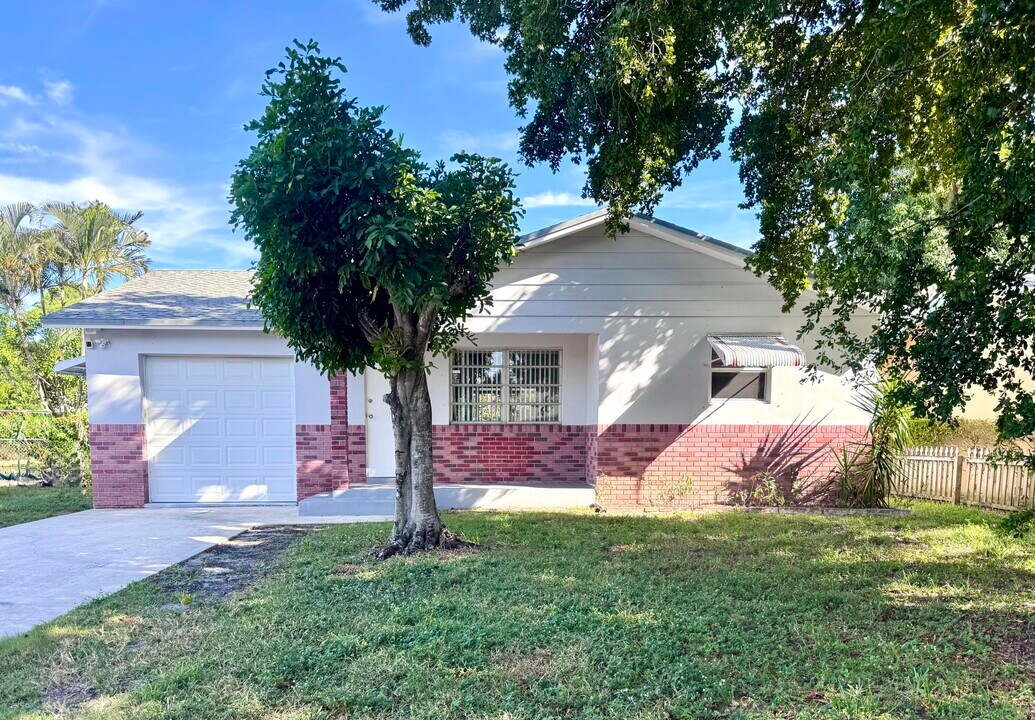 3692 Corrigan Ct in Lake Worth Beach, FL - Building Photo