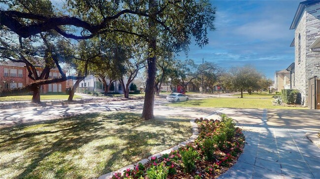 4812 Holly St in Bellaire, TX - Building Photo - Building Photo