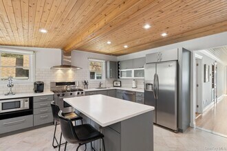 80 Towd Point Rd in Southampton, NY - Building Photo - Building Photo