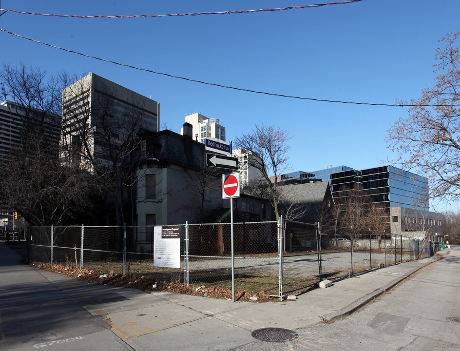 4 Howard St in Toronto, ON - Building Photo