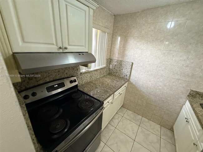 2721 NW 23rd Ct in Miami, FL - Building Photo - Building Photo