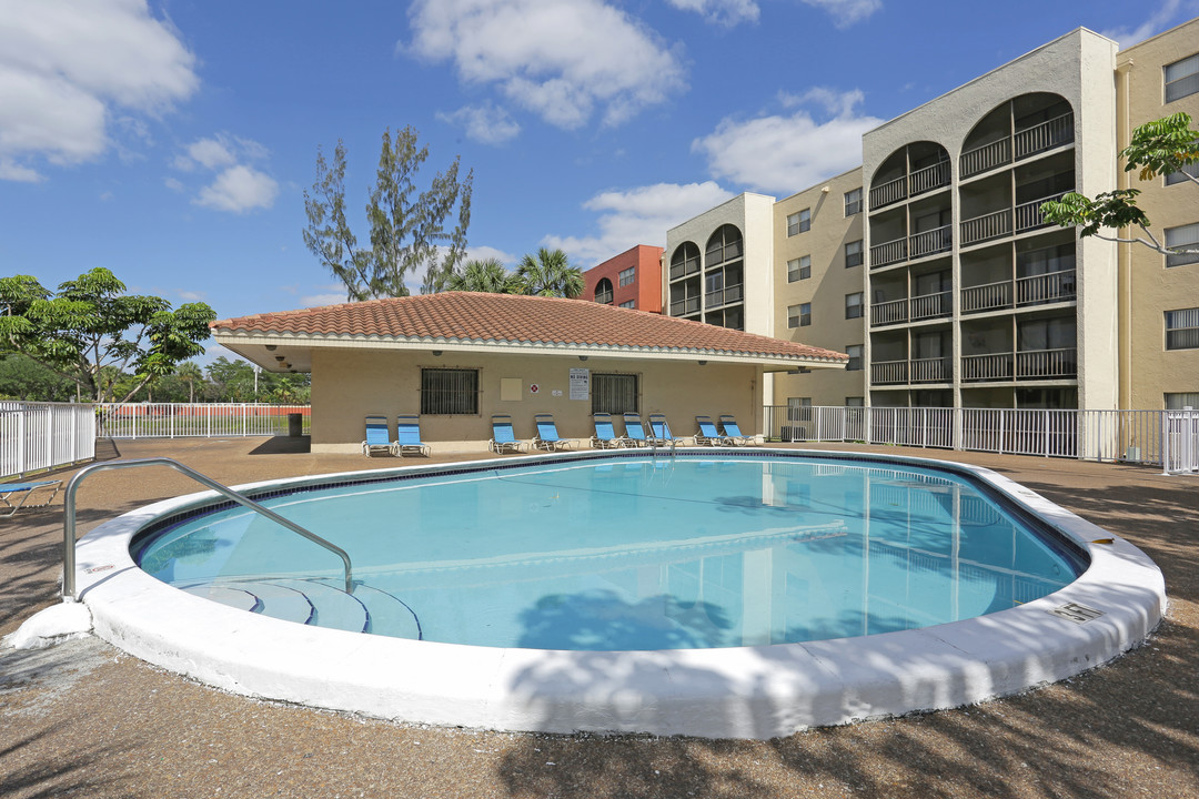 2500 Inverrary Club Apartments in Lauderhill, FL - Building Photo