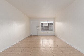 925 W Peoria Ave, Unit #47 in Phoenix, AZ - Foto de edificio - Building Photo