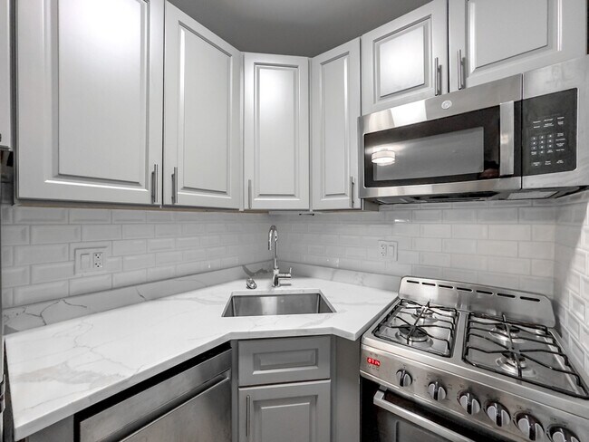 510 W Belmont Ave, Unit J3 in Chicago, IL - Building Photo - Building Photo