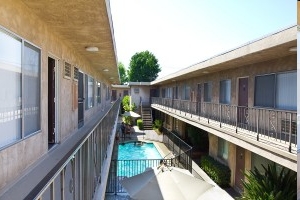 Vanowen Plaza Apartments in Van Nuys, CA - Building Photo - Building Photo