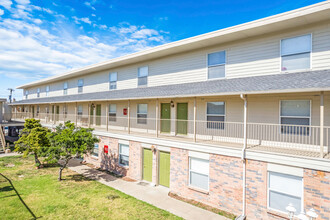 West Oaks Apartments in Amarillo, TX - Building Photo - Building Photo