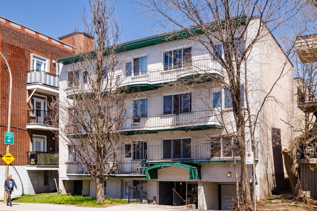 5425 Decelles Av in Montréal, QC - Building Photo