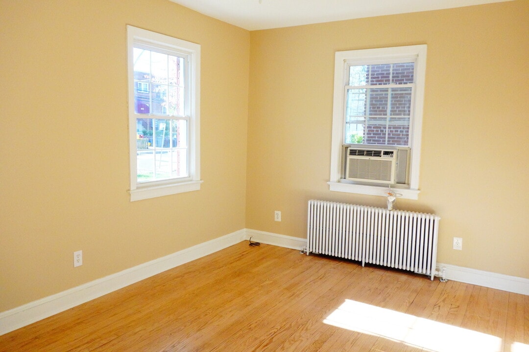 8413 Flower Ave in Takoma Park, MD - Foto de edificio