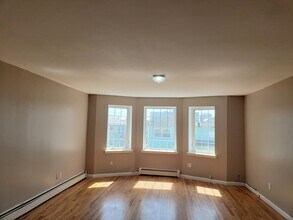 176 Beach 97th St, Unit 3 in Far Rockaway, NY - Foto de edificio - Building Photo