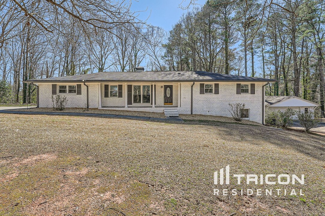 1695 Virginia Cir in Mableton, GA - Building Photo