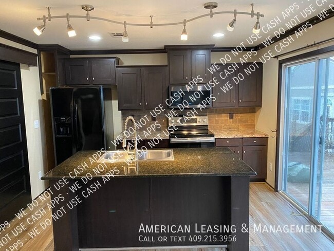 3405 Landrey Ct in Nederland, TX - Building Photo - Building Photo