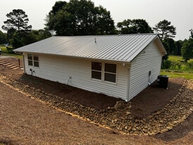 5026 Young Rd in Gainesville, GA - Building Photo