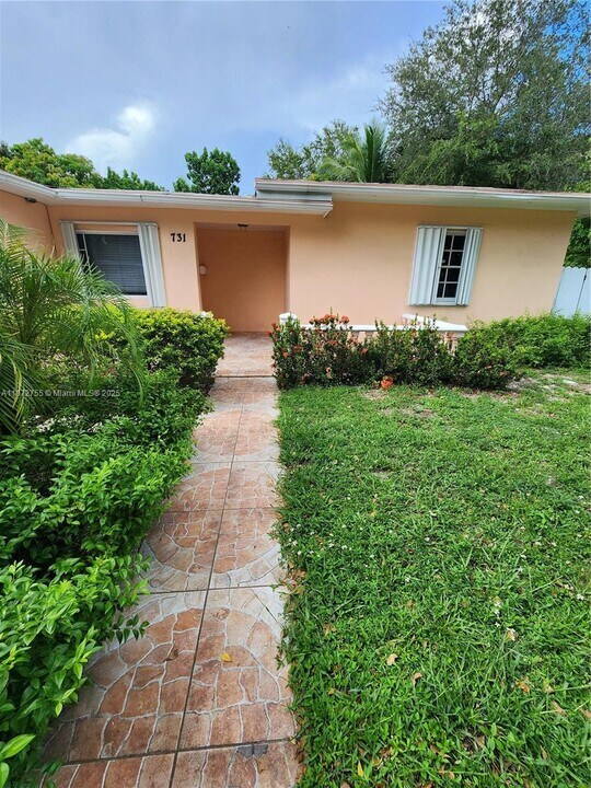 731 NE 141st St in North Miami, FL - Building Photo