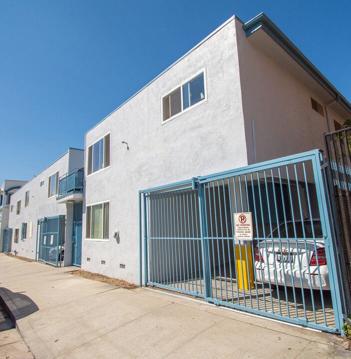 25 Navy St in Venice, CA - Building Photo