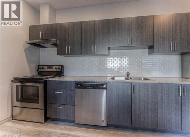 275 Larch St in Waterloo, ON - Building Photo - Building Photo