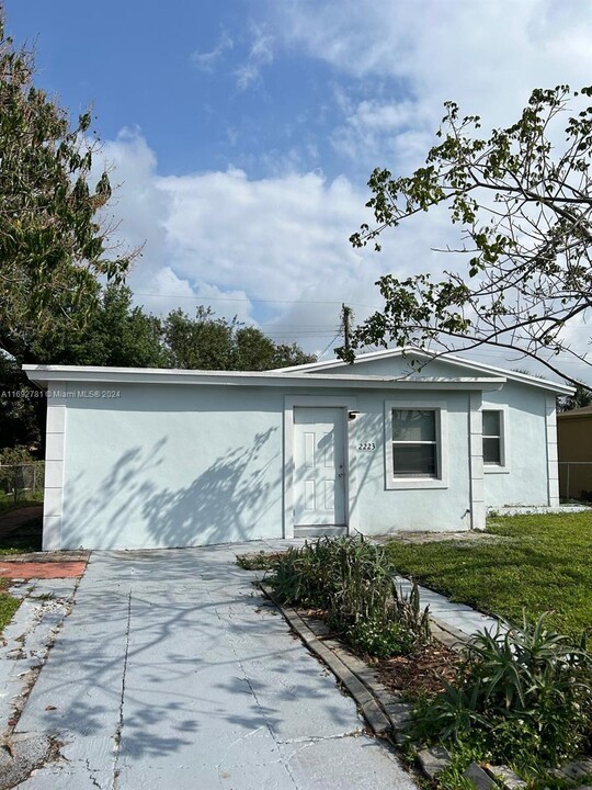 2223 NW 9th Ct in Fort Lauderdale, FL - Building Photo