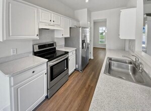 7515 Eurostar Dr in Charlotte, NC - Foto de edificio - Building Photo