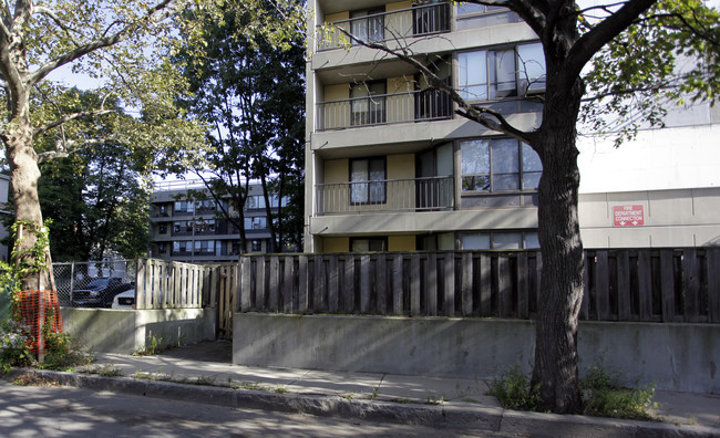 Lyndon B Johnson Apartments in Cambridge, MA - Foto de edificio - Building Photo