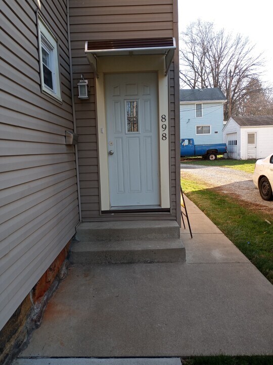 898 1st St NE in Massillon, OH - Building Photo