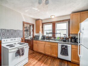 54 Upland Rd, Unit 1 in Somerville, MA - Building Photo - Building Photo