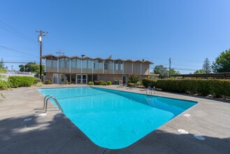 Acacia at Carmichael Apartments in Carmichael, CA - Foto de edificio - Building Photo