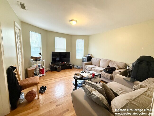 3977 Washington St, Unit 1 in Boston, MA - Foto de edificio - Building Photo