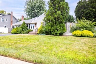 10 Seneca Dr in Massapequa, NY - Building Photo - Building Photo