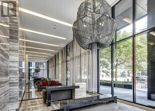 110 Charles St E in Toronto, ON - Building Photo - Building Photo