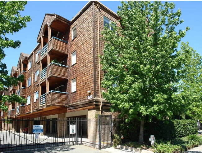 Castlewood Apartments in Concord, CA - Foto de edificio - Building Photo