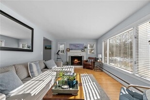 84 Birchwood Dr in North Kingstown, RI - Building Photo