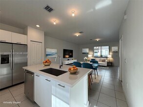 4654 NW 83rd Pkwy in Doral, FL - Building Photo - Building Photo