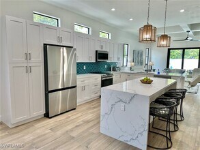 685 107th Ave N in Naples, FL - Foto de edificio - Building Photo