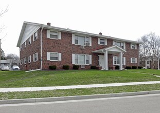 110-150 Maple Ave S in Slinger, WI - Foto de edificio - Building Photo
