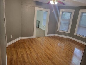 13 Snell St, Unit 13 Snell St Apt 1 in Brockton, MA - Foto de edificio - Building Photo