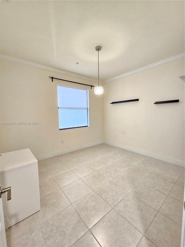 7905 NW 104th Ave in Doral, FL - Foto de edificio - Building Photo