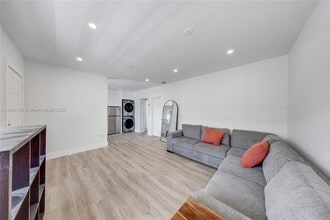 2464 SW 22nd St, Unit 5 in Miami, FL - Foto de edificio - Building Photo