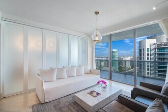 5875 Collins Ave in Miami Beach, FL - Building Photo - Building Photo