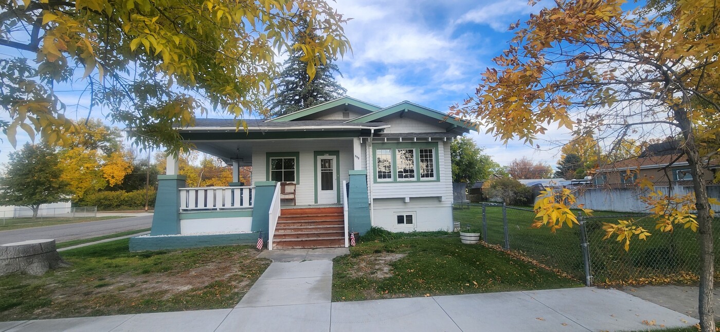 403 3rd Ave E in Three Forks, MT - Building Photo