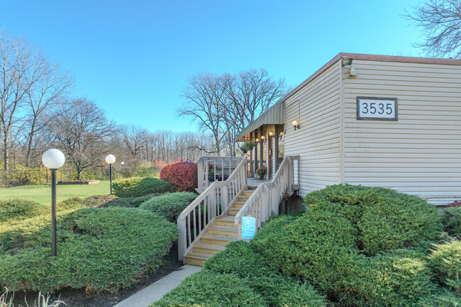 Woodlake Village Apartments in Columbus, OH - Foto de edificio - Building Photo