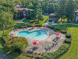 Pine Lake Manor in Keego Harbor, MI - Building Photo